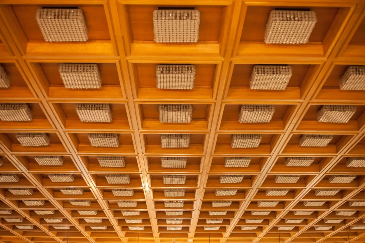 海运与空运如何选择？青岛亚盟国际物流为您对比国际运输成本与时效