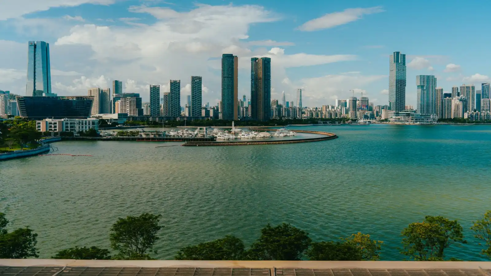 青岛亚盟国际物流：海运空运货运代理如何为外贸企业降低运输成本
