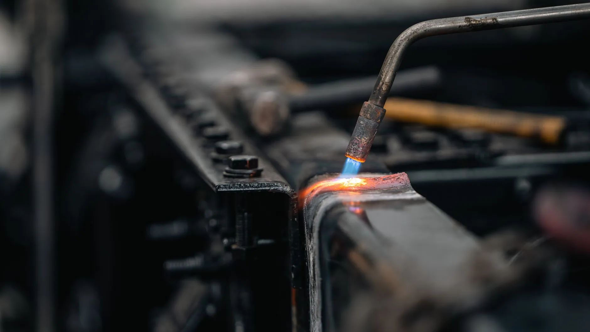青岛亚盟国际物流与普通货代对比：报关清关效率与成本差异分析
